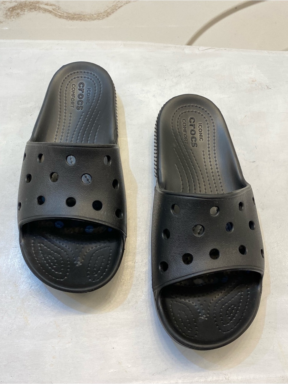 Crocs classic Slides Unisex, Size J 6 excellent condition perfect bottom.